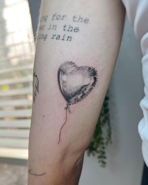 💕Happy Galentines season Darlings💕 Let’s celebrate w/ more chrome heart balloon tattoos! I can’t stop thinking about how freakin cool this piece came out — thank you Chloe for letting me do it for you! Leave a comment below if you’re in need of some chrome hearts— I would LOVE to do more 🤭🥰✨ #chrometattoo #chromeballoon #balloontattoo #finelinetattooing #floridatattooshop #valentinestattoo