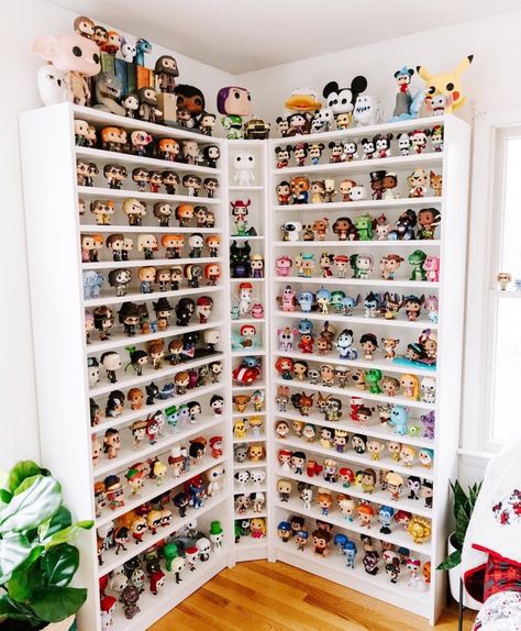 Disney Apartment Decor, Funko Display Ideas, Funko Pop Display Ideas, Toy Collection Room, Funko Pop Shelves, Funko Pop Display, Nerd Room, Girl Cave, Harry Potter Disney