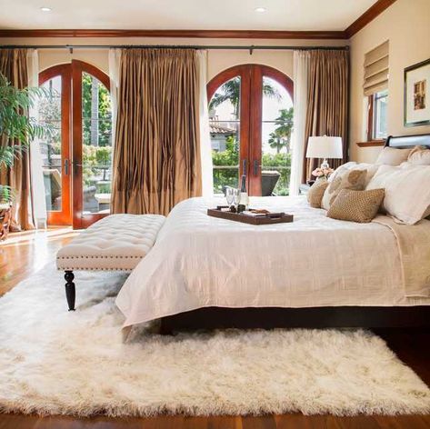 20 Great Ideas How to Decorate with White Comfy Sheepskin Rug Mediterranean Bedrooms, White Fluffy Rug, Mediterranean Bedroom, Fresh Bedroom, White Carpet, Fur Rug, Mediterranean Decor, Bedroom Area Rug, Romantic Bedroom