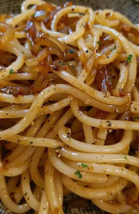 Caramelized Onion Pasta Recipe Slow Cooker Carmelized Onion Pasta, Caramelized Onion Pasta, How To Carmalize Onions, Apartment Meals, Onion Pasta, Garlic Spaghetti, Yummy Pasta, Carmelized Onions, Sunday Dinners