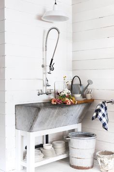 Farmhouse Sink Vanity, Vintage Farmhouse Sink, Washington House, Diy Keramik, Vintage Sink, Rustic Laundry Rooms, Laundry Room Sink, Outdoor Sinks, Farmhouse Laundry