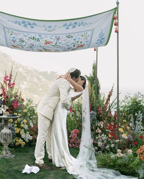 Chuppah Drapery, Chuppah Hanging Flowers, Jewish Wedding Chuppah Flowers, Simple Huppah, Huppah Wedding Indoor, Creative Chuppah, Simple Chuppah Ideas, Huppah Wedding Outdoor, Sephardic Wedding