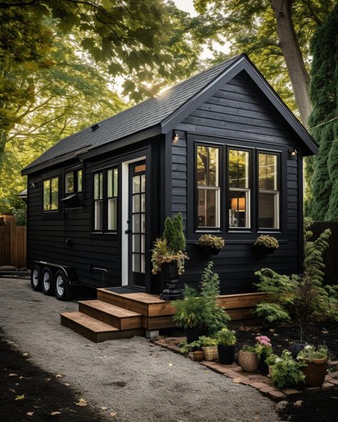 10 Striking Black Tiny Homes: The Pinnacle of Modern Minimalism - Living in A Tiny Black Tiny House, Tiny House Modern, Minimalism Living, Tiny Luxury, Black Cabin, Black Houses, Tiny House Exterior, Micro House, Mobil Home