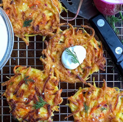 Vegetable Latkes Recipe, Veggie Latkes, Vegetable Latkes, Yogurt Sour Cream, Greek Yogurt Sour Cream, Veggie Pancakes, Vegetable Cake, Veggie Art, Vegetable Pancakes