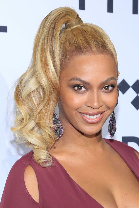 Wear it On the Side of Your Head Beyoncé's high blonde ponytail is fast becoming a red carpet staple for her, which she keeps pulled slightly to the side and curled to a tee. Side High Ponytail, Slick Back Pony, Celebrity Eyebrows, Cute Ponytail Hairstyles, Hollywood Curls, Beyonce Hair, Pony Hairstyles, High Ponytail Hairstyles, Weave Ponytail Hairstyles