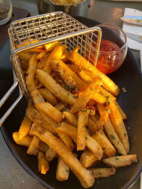 Fries Potato Platter, French Fries Aesthetic, Chicken And Chips, Food Babe, Healthy Food Motivation, Yummy Comfort Food, Weird Food, Food Obsession, Cafe Food