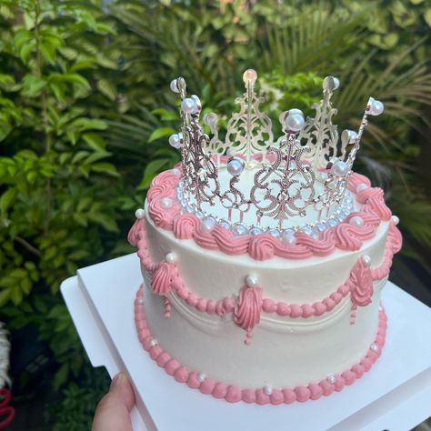 Cake Queen Birthday, Crown Cake Princess, Princess Buttercream Cake, Crown Cake Ideas, Queen Birthday Cake, Crown Birthday Cake, Birthday Cake Crown, Queens Birthday Cake, Deserts Cupcakes