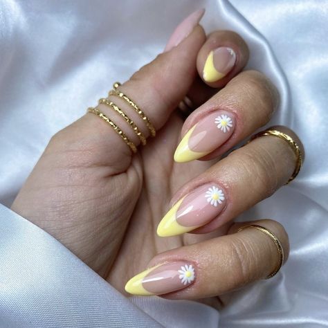 Almond Shaped Nails Designs, Unghie Nail Art, Spring Acrylic Nails, Daisy Nails, Almond Nails Designs, Almond Acrylic Nails, White Nail, Yellow Nails, Nail Designs Spring