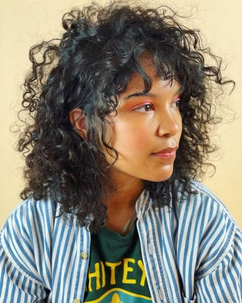 90's Inspired Curly Bangs and Layers Curly Haircuts Side Part, Round Face Curly Hair, Curly Hair Side Part, Hairstyle 2022, Straight Lob, Long Layers With Bangs, Haircut Idea, Bangs And Layers, Curly Cuts