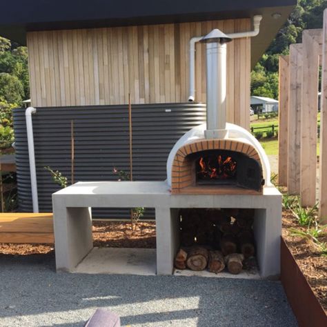 Small Pizza Oven Outdoor, Outdoor Fire And Pizza Oven, Outside Pizza Oven Ideas, Outdoor Pizza Oven Area Diy, Pizza Ovens Outdoor, Bbq Pizza Oven Outdoor Area, Calabrian Pizza, Outdoor Pizza Oven And Bbq, Concrete Pizza Oven