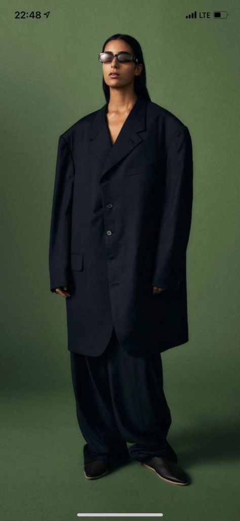 Oversized Suit Black Women, Oversized Suit Photoshoot, Oversized Suit Women Photoshoot, Oversized Suits Men 90s, Tailor Photoshoot, Baggy Blazer Outfit, Baggy Suit Women, Oversized Suits Men, Oversized Suit Women