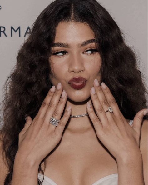 Zendaya Photoshoot, Zendaya Maree Stoermer Coleman, Flower Wrist Tattoos, Eyebrow Makeup Tips, Zendaya Style, Girl Boss Motivation, Glam Photoshoot, Kylie Kristen Jenner, Zendaya Coleman