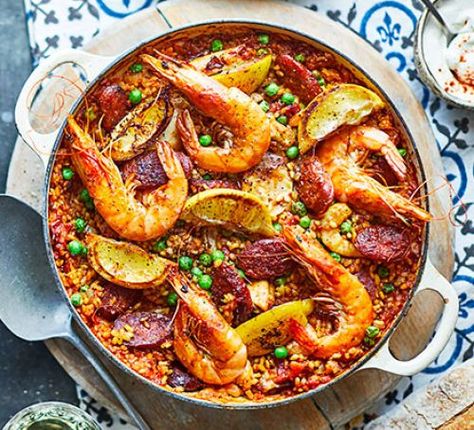 Paella in the oven Easy Paella, Chicken Paella, Spanish Paella, Chicken Chorizo, Fresh Olives, Seafood Paella, Paella Recipe, Jollof Rice, Frozen Seafood