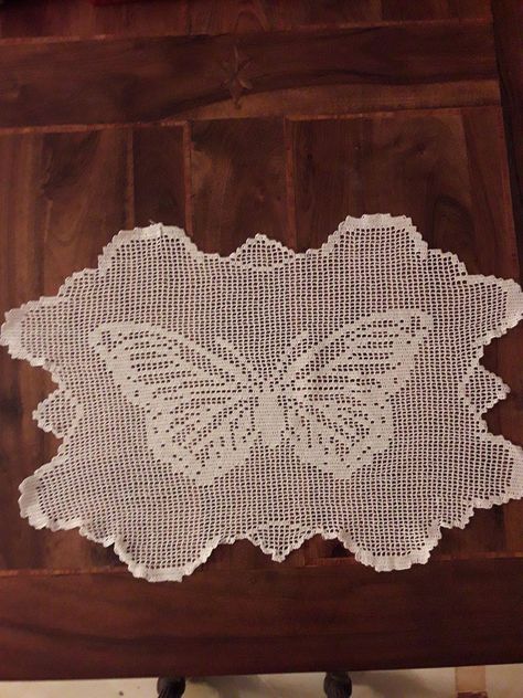 Crochet filet doily with butterfly work photo by Facebook Fan Mario Gatti Butterfly Filet Crochet, Crochet Butterfly Doily, Butterfly Doily, Free Filet Crochet Patterns, Filet Crochet Patterns, Crochet Accessory, Crochet Patterns Filet, Crochet Butterfly Pattern, Crochet Filet