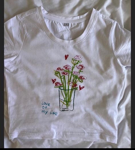 What To Draw On A Tshirt, Diy Graphic Tee Paint, Tee Shirt Painting Ideas, Painting On Tshirts Aesthetic, Shirt Painting Ideas Aesthetic Diy, Painting A Shirt, Things To Paint On Shirts, Shirt Art Ideas, Clothes Painting Ideas Tshirt