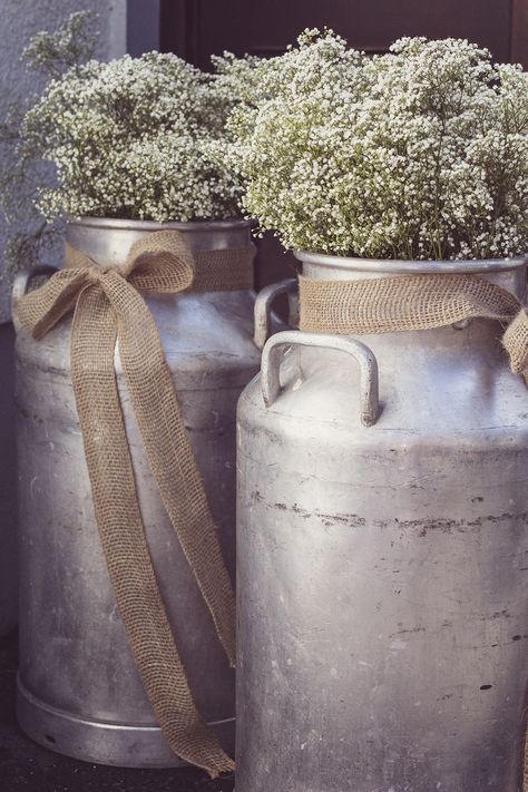 Milk Bottle Wedding Decor, Milk Tin Can Decor, Milk Can Wedding Decor Rustic, Milk Can Wedding Decor, Milk Can Flower Arrangements, Ranch Style Decor, Rustic Farm Wedding, Deco Champetre, Country Garden Weddings