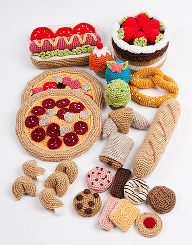 Ravelry: La boulangerie pâtisserie pattern by Nathalie Petit Placemat Patterns, Block Crochet, Crochet Placemat, Confection Au Crochet, Food Patterns, Toy Food, Crochet Food, Play Food, Crochet Toys Patterns