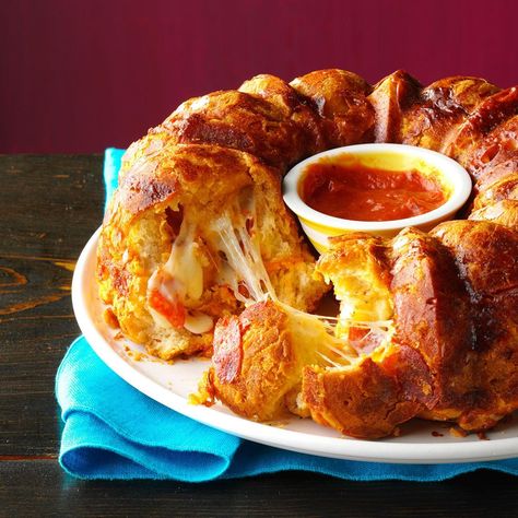 Pizza Monkey Bread Pull Apart Bread Appetizer, Pizza Monkey Bread Recipe, Pull Apart Recipes, Dorito Taco Salad Recipe, Courtney Wilson, Recipes With Mozzarella Cheese, Pizza Monkey Bread, Ultimate Grilled Cheese, Meals Kids Love