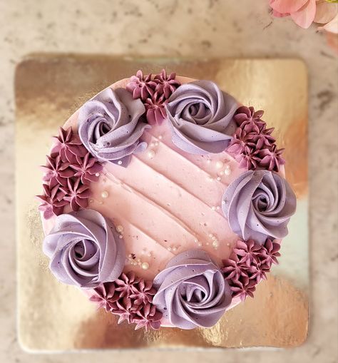 Simple Blueberry Cake Designs, Piping On Top Of Cake, Blueberry Cake Designs, Blueberry Cake Design, Rosette Piping, Simple Cake Design, Piping Patterns, Drop Flowers, Circle Cake