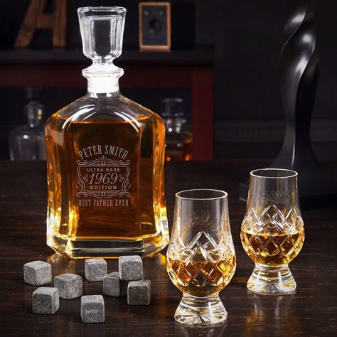 This handsome whiskey gift set is absolutely stunning! #whiskeygiftset #whiskeydecanter #whiskeygifts #giftsformen #classygifts #giftsforhim Engraved Beer Mugs, Personalized Whiskey Decanter Set, Personalized Decanter, Personalized Whiskey Decanter, Whiskey Tasting, Whiskey Decanter Set, Whiskey Lover Gifts, Whiskey Stones, Personalized Whiskey