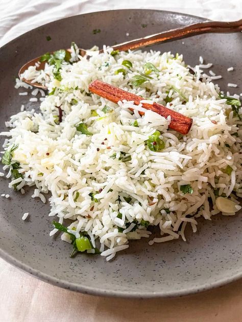 Scallion Garlic Indian Fried Rice - Sweet Simple Masala Indian Fried Rice, Rice For Dinner, Veggie Fried Rice, Cilantro Chutney, Garlic Fried Rice, Garlic Seeds, Garlic Salmon, Leftover Rice, Curry Dishes