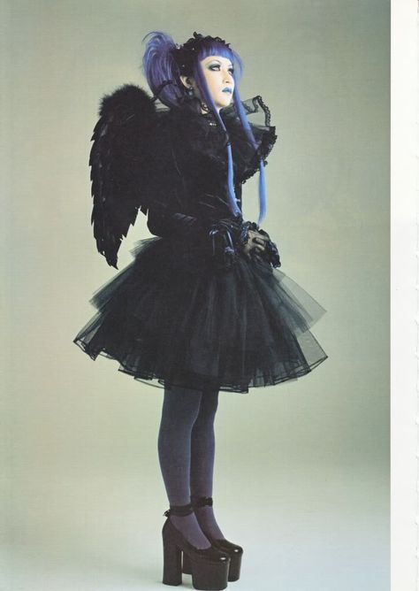 Mana - Malice Mizer / Moi Dix Mois <3 Mana, he's so pretty! Angura Kei Aesthetic, Visual Kei Fashion, Estilo Dark, Kei Visual, Dead Girl, Kei Fashion, Manama, Living Dead, Japanese Street Fashion