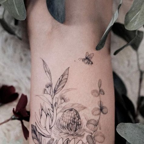 Goyo on Instagram: "Australian native flowers💐♥️" Australian Wildflower Tattoo, Australian Natives Tattoo, Native Flower Tattoo Australian, Australian Flowers Tattoo, Native Flower Tattoo, Australian Floral Tattoo Design, Australian Floral Tattoo, Australian Flower Tattoo, Australian Native Flowers Tattoo