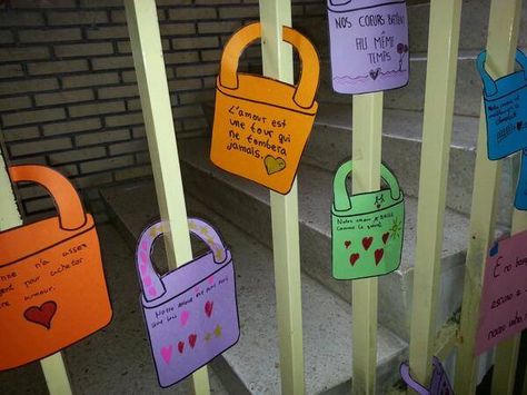 love locks around school Francophonie Ideas, French Club Ideas, French Ideas, High School French, French Conversation, French Stuff, French Flashcards, French Crafts, French Worksheets