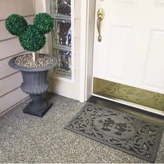 Disney At Home (@disney_at_home) on Instagram: “There are many ways to welcome guest to your Disney home” Disney At Home, Disney House Ideas, Disney Bedroom, Urban Gardening Ideas, Disney Office, Disney House, Deco Disney, Casa Disney, Disney Garden