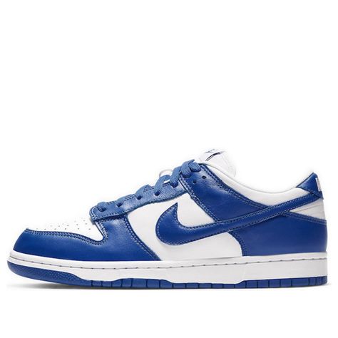 Showcasing classic Nike aesthetics, the Dunk Low is one of the most universally-loved Nike styles. Almost every age group is interested in its simply styled yet instantly recognisable design. \n Colour-blocked in two tones, both pay homage to the basketball teams from the University of Syracuse and Kentucky respectively. The versatile low-top features vibrant overlays, high quality leather and sound shapes, celebrating the legacy with a modern update. \n Kentucky Dunks, Dunk Low Kentucky, Nike Dunk Low Kentucky, Dunk Nike, Nike Dunk Low Sp, Jordan Vi, Air Jordan Vi, Top Basketball Shoes, Nike Models