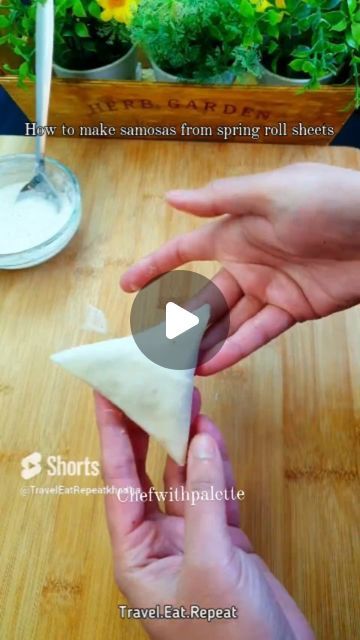 Samosa With Spring Roll Sheets, Samosa Sheets Recipe, Samosa Patti Recipes, How To Make Samosas Dough, How To Make Spring Rolls, Tortilla Samosa, Samosa Recipe Videos, How To Fold Samosas, Samosa Recept