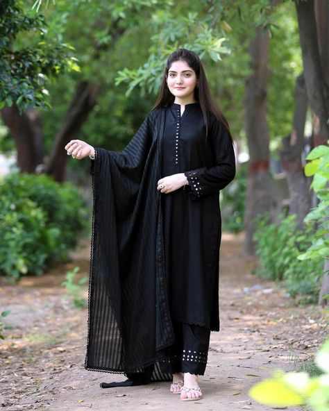 long blck dress witih trouser Plan Dress Designs Pakistani Simple, Black Dress Design Pakistani, Stylish Black Outfits, Bridal Dresses 2022, Style Outfits Summer, Black Pakistani Dress, Dress Design Pakistani, Summer Vibes Aesthetic, Black Dresses Classy