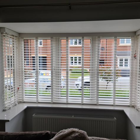 White Wood Venetian Blinds, Bay Window Venetian Blinds, Venition Blinds, Horizontal Blinds For Windows, Wooden Venetian Blinds Bay Window, Venetian Blinds Bay Window, Venetian Blinds Living Room, Wooden Slat Blinds, Venetian Blinds White