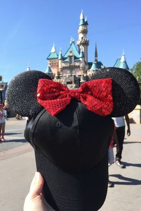 Find out just how easy and inexpensive it can be to make a DIY Mickey ears baseball hat. You can change the colors and make it themed however you like. Diy Mickey Mouse Ears, Disney Ears Hat, Diy Disney Ears, Diy Mickey Ears, Disney Mouse Ears, Trip To Disneyland, Disney Mickey Ears, Disney Hats, Family Disney Trip