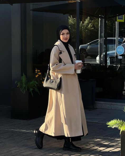 Winter Outfits Aesthetic Hijabi, Russian Hijab Style, Cool Hijabi Outfits, Hijabi Winter Outfits Modest Fashion, Hijab Winter Outfit, Graduation Outfit Ideas University Hijab, Photoshoot Ideas Hijab, Hijabi Work Outfits, Modest Winter Outfits Muslim