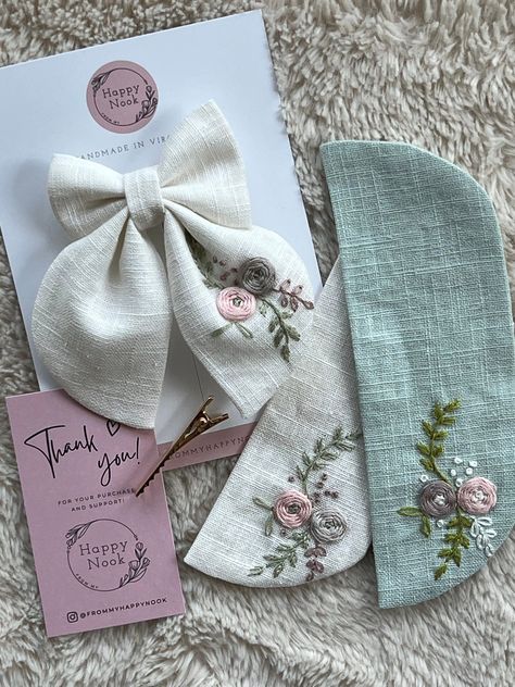 sewing toys easy Linen Bows Diy, Hand Embroidery Hair Bow, Fabric Hair Clips Diy, Sewing Hair Bows, How To Sew A Bow, Lilly Embroidery, Embroidery Hair Bows, Embroidery Clips, Bow Sewing Pattern