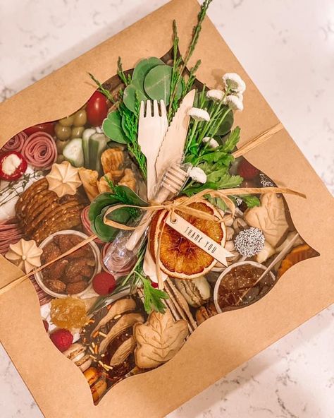 Charcuterie Favors, Charcuterie Packaging Ideas, Charcuterie Board Packaging, Charcuterie Board Packaging Ideas, Charcuterie Take Out Boxes, Charcuterie Box Packaging, Charcuterie Board To Go Boxes, Charcuterie Truck, Grazing Boxes Packaging