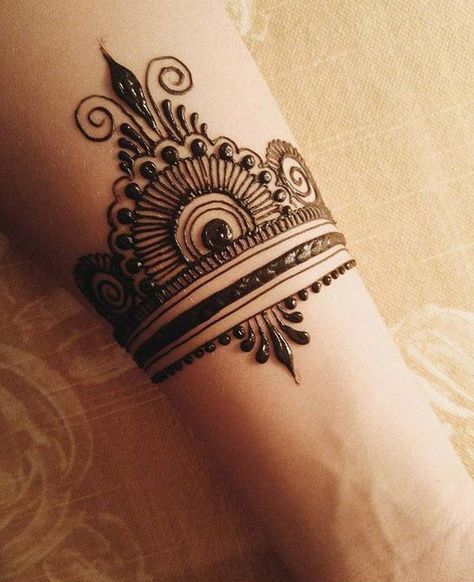 When you want an easy and a WOW design at the same time! #heena #mehendi #womentriangle #heenatattoo Wrist Henna Designs, Arabic Bridal Mehndi Designs, Henna Designs Simple, Henne Tattoo, Wrist Henna, Small Henna, Tato Henna, Henna Tattoo Hand, Finger Henna