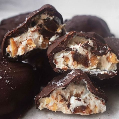 Healthy Snickers Ice Cream Bars, Snickers Yogurt Clusters, Healthy Yogurt Bites, Chunky Monkey Yogurt Clusters, Peanut Butter Yogurt Bites, Snickers Yogurt, Strawberry Yogurt Clusters, Healthy Slices, Macro Foods