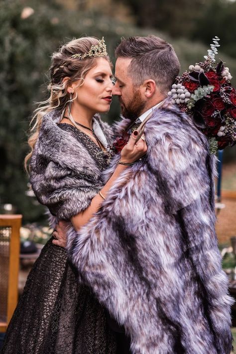 Viking Wedding Dress, Medieval Wedding Theme, Game Of Thrones Wedding, Nordic Wedding, Romantic Games, Pagan Wedding, Geek Wedding, Viking Wedding, Medieval Wedding