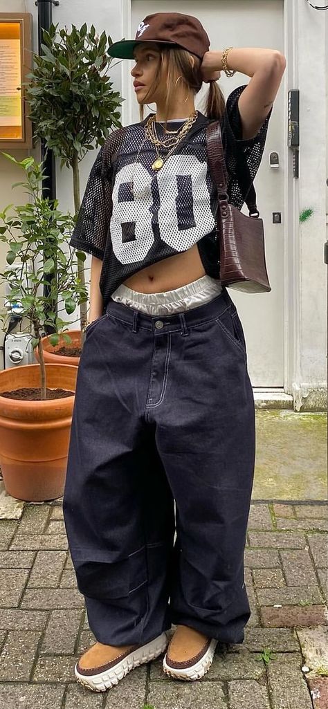 Street Style 2024 Spring Street Fits Women, Hip Hop Fashion 2024, Funky Street Style, Fem Streetwear, Street Wear Winter Outfits, Nyc Outfits Spring, Edgy Street Fashion, Street Wear Winter, Street Wear Summer