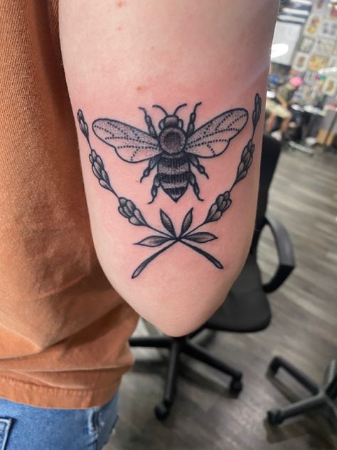 Bumble bee tattoo with lavender surrounding it and dot shading on back of upper arm above elbow Bumble Bee Back Tattoo, Bumble Bee And Lavender Tattoo, Woman’s Elbow Tattoo, Bee Tattoo Ideas Vintage, Bumble Bee Knee Tattoo, Elbow Bee Tattoo, Bee Elbow Tattoo, Top Of Elbow Tattoo, Tattoo Back Of Arm Above Elbow