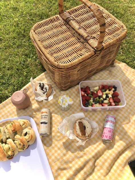 Charcuterie Picnic, Cottagecore Picnic, Picnic Pictures, Picnic Planning, Picnic Engagement, Picnic Inspiration, Picnic Essentials, Picnic Decorations, Picnic Birthday