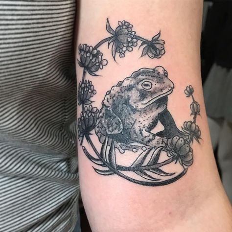 Toad Tattoos, Frog Tattoo Ideas, Toad Tattoo, Rad Tattoos, Alchemy Tattoo, Animal Sleeve, Frog Tattoo, Lavender Tattoo, Princess Tattoo