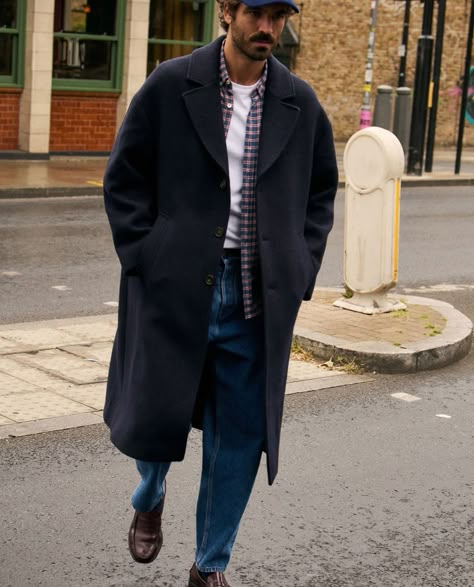 Topcoat Men Outfit, Men Overcoat Outfit, Overcoat Street Style, Overcoat Outfits Men, Mens Overcoat Outfit, Mens Peacoat Outfit, Black Boots Men Outfit, Cold Winter Outfits Men, Rainy Day Outfit Men