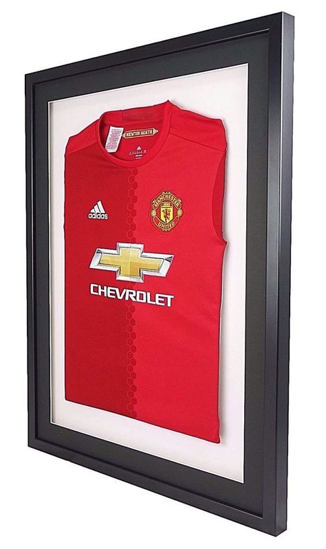 Football Jersey Display Ideas, Frame Jersey Ideas, Football Room Decor, Sports Display, Football Rooms, T Shirt Frame, Jersey Display, Cricket (sports), Display Frames