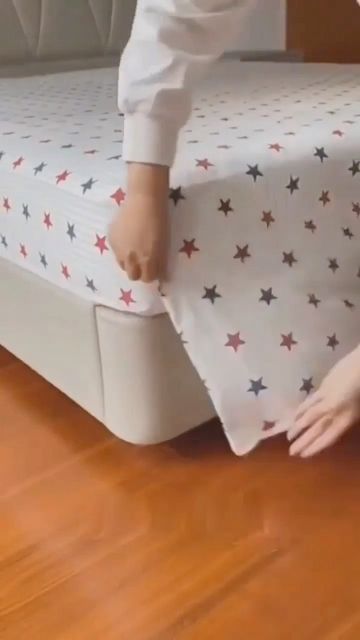 Vicky on Instagram: "🎥 DM for credit or removal Wonderful idea😊 I really need to try tucking the corners like this 😍 . . . . . #makingthebed #bedroomdecor #bedbedroomgoals #bedsheets #sheets" Sewing Fitted Sheets, Diy Wood Furniture, Bedroom Deco, Fitted Bed Sheets, Folding Clothes, Barbie Diy, Crafts Hacks, Refashion Clothes, Clothing Hacks