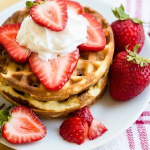 Keto Chaffle Recipes, Keto Cream Cheese, Keto Waffles, Chaffle Recipes, Keto Chaffles, Cheese Waffles, Keto Chaffle, Waffle Ingredients, Waffle Maker Recipes