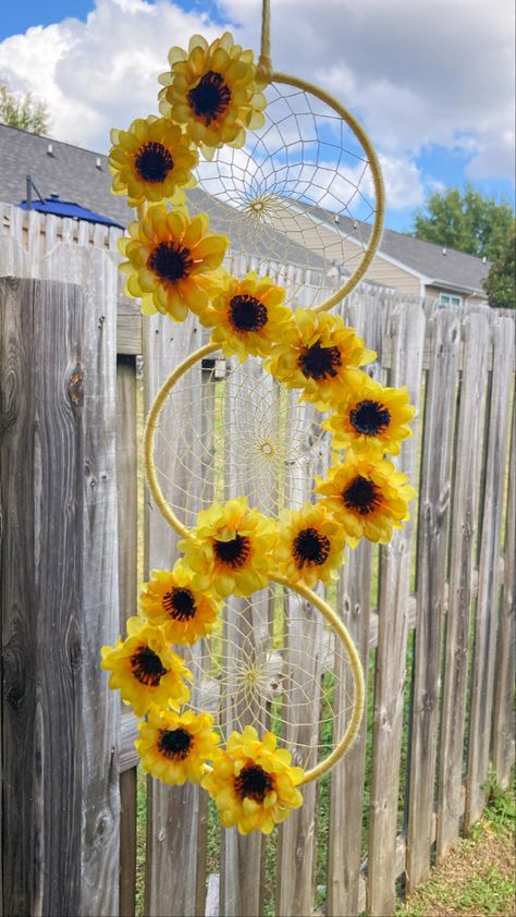 Infinity Decorations, Window Chimes, Sunflower Dream Catcher, Sunflower Dreamcatcher, Sunflower Wreath Diy, Sunflower Room, Diy Dream Catcher Tutorial, Dream Catcher Patterns, Dream Catcher Tutorial