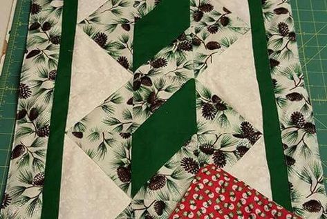 Pole Twist Table Runner - Free Pattern Free Pattern Quilt, Table Runner Free Pattern, Quilted Placemat Patterns, Christmas Table Runner Pattern, Quilted Table Runners Christmas, Table Runner Tutorial, Table Topper Patterns, Elephant Quilt, Patchwork Table Runner